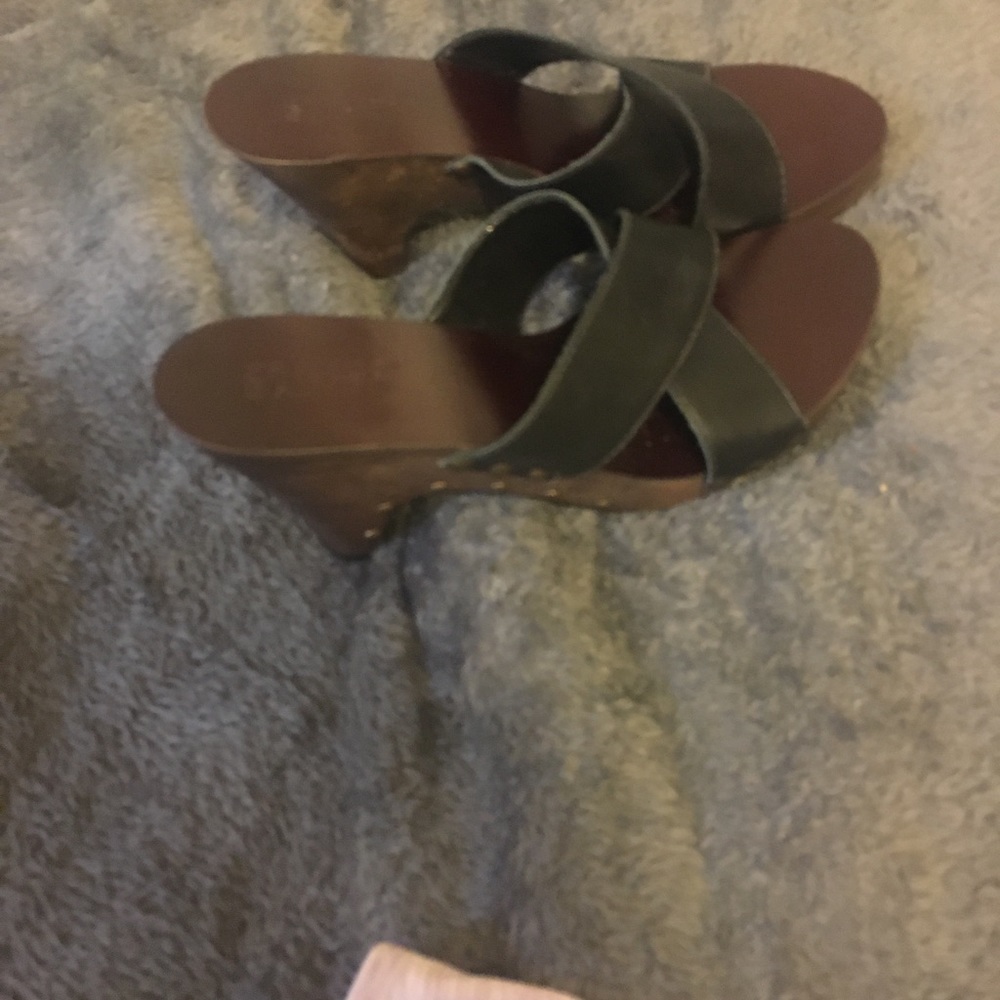 sandals - Picture 2 of 3